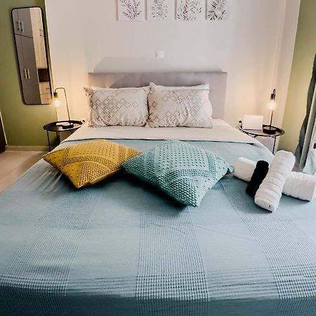Metro Chic Haven: Modernized Urban Studio Near The Tram Athens Luaran gambar