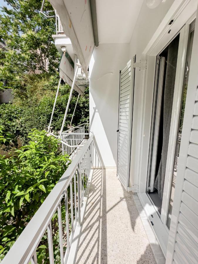 Metro Chic Haven: Modernized Urban Studio Near The Tram Athens Luaran gambar