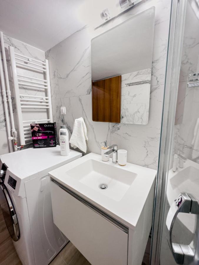 Metro Chic Haven: Modernized Urban Studio Near The Tram Athens Luaran gambar